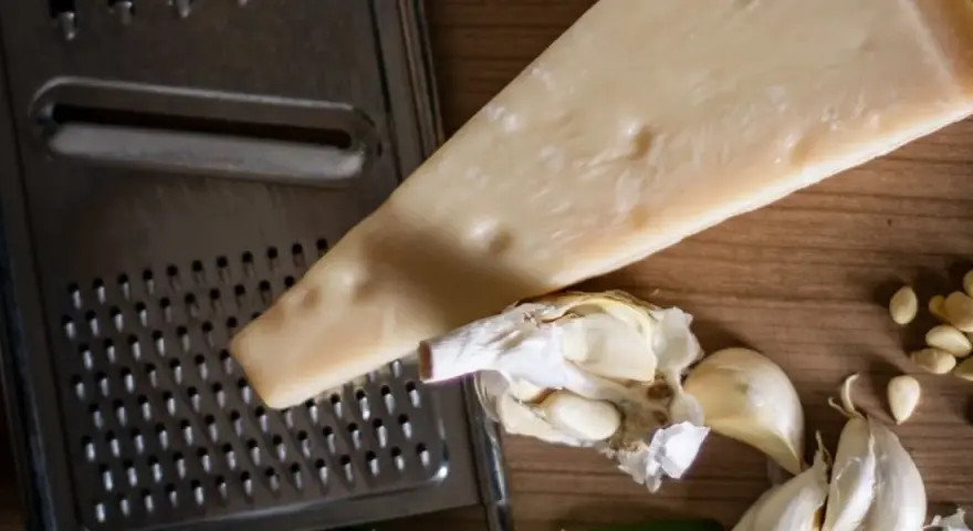 Skąd pochodzi ser parmezan? Odkryj tajemnice jego pochodzenia
