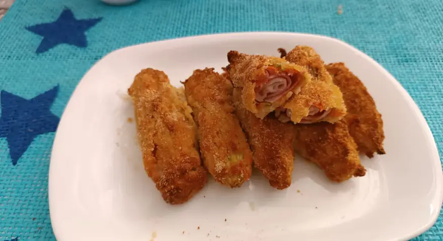Fiori di zucca ripieni dorati e croccanti, un antipasto invitante.