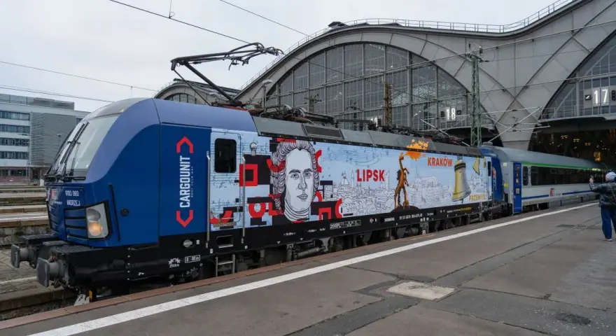 Lokomotywa Eurocity z wizerunkiem Chopina i panoramami miast: Lipsk, Kraków, Przemyśl.
