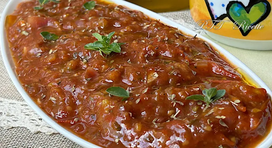 Sugo con pomodorini freschi, profumato con erbe aromatiche, pronto per condire la pasta.