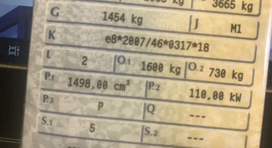 Dane z dowodu rejestracyjnego: masa własna 1454 kg, dopuszczalna masa całkowita 3665 kg.