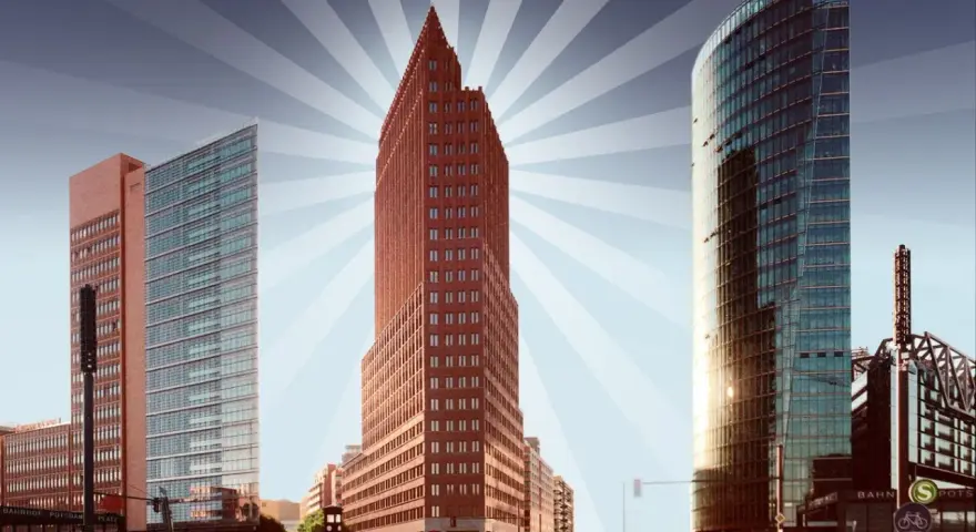 Moderne Hochhäuser am Potsdamer Platz, Berlin. Ein roter Backsteinturm und ein gläserner Turm ragen in den Himmel. Ein toller Panoramapunkt Berlin.