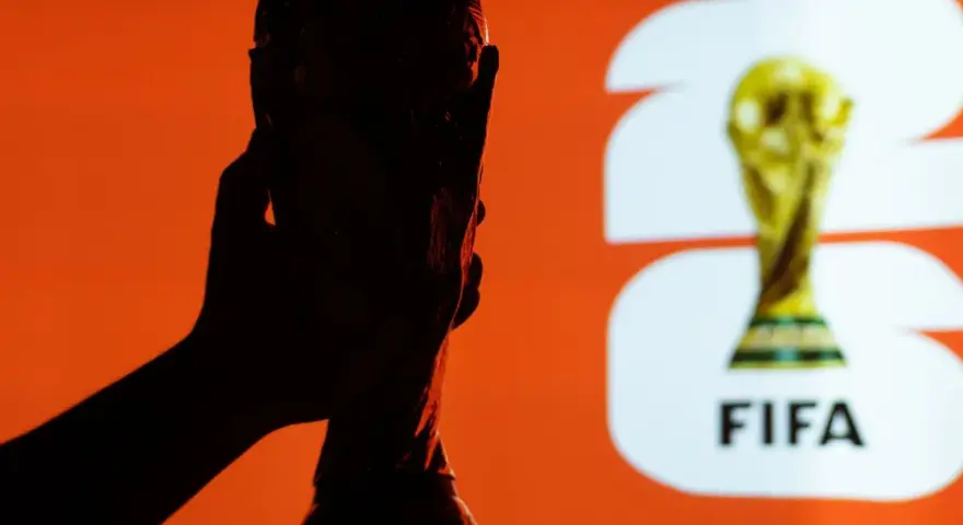 Silueta de mano sosteniendo el trofeo de la Copa Mundial de la FIFA. La pregunta es: cada cuanto es el mundial.