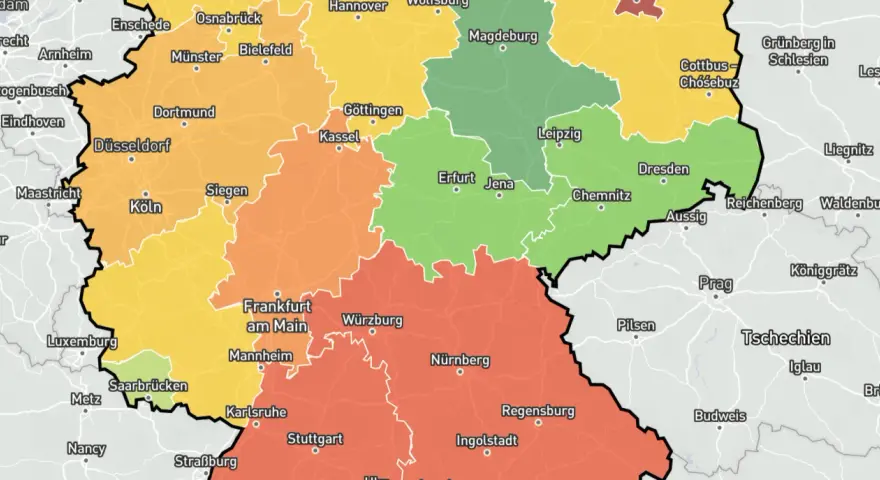 Deutschlandkarte mit farbigen Regionen, die den mietpreis pro qm anzeigen. Orange, gelb und grün markieren unterschiedliche Preisniveaus.