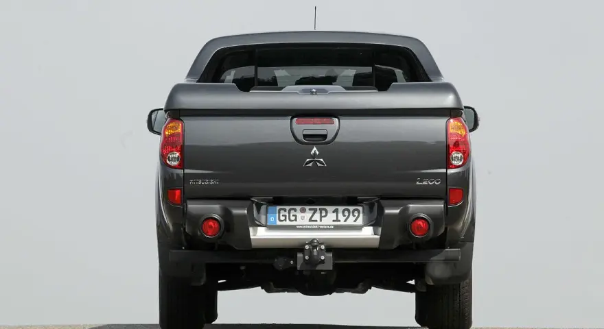 Heckansicht eines grauen Mitsubishi L200 Pickups. Bekannte mitsubishi l200 schwachstellen sind hier nicht sichtbar.
