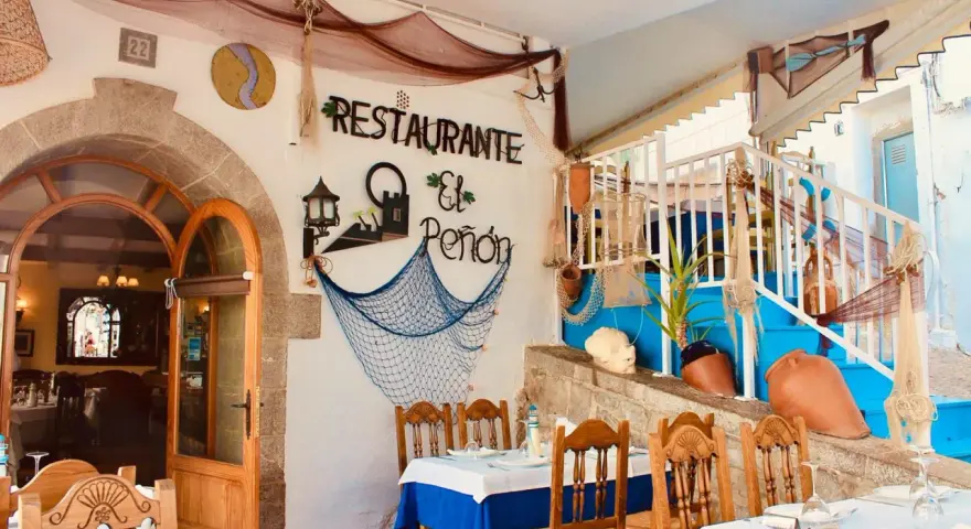 Restaurante "El Peñón", un lugar ideal donde comer en Peñíscola, con decoración marinera y mesas listas para disfrutar.