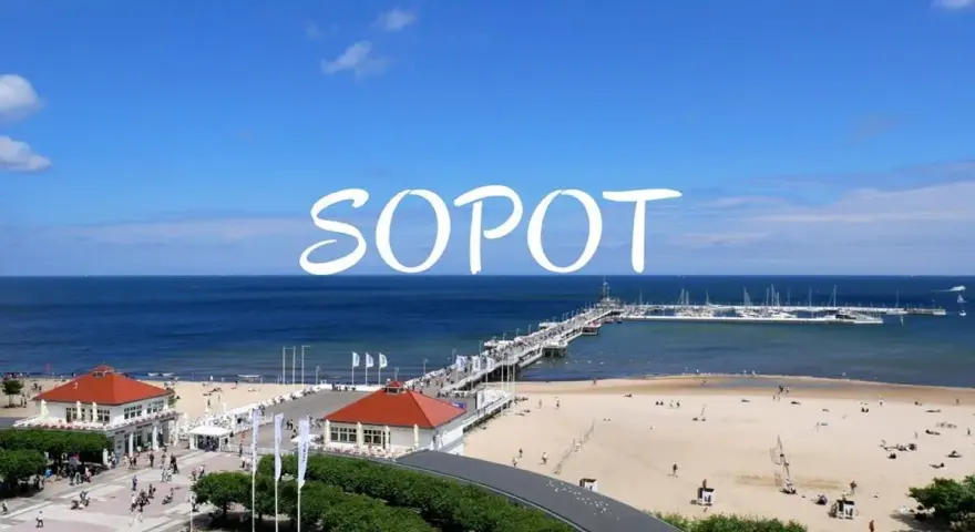 Widok na molo w Sopocie, plażę i morze. Sopot, jak zającze wzgórze, zaprasza do spacerów.