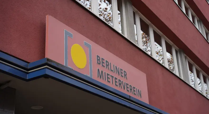 Schild des Berliner Mietervereins. Die Frage, welcher Mieterverein ist der beste, wird hier vielleicht beantwortet.