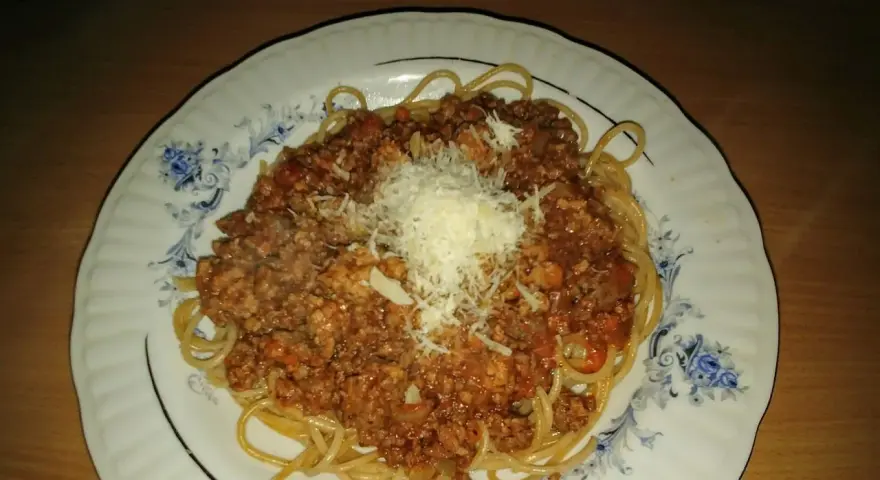 Spaghetti bolognese z winem – przepis na wyjątkowy sos do makaronu