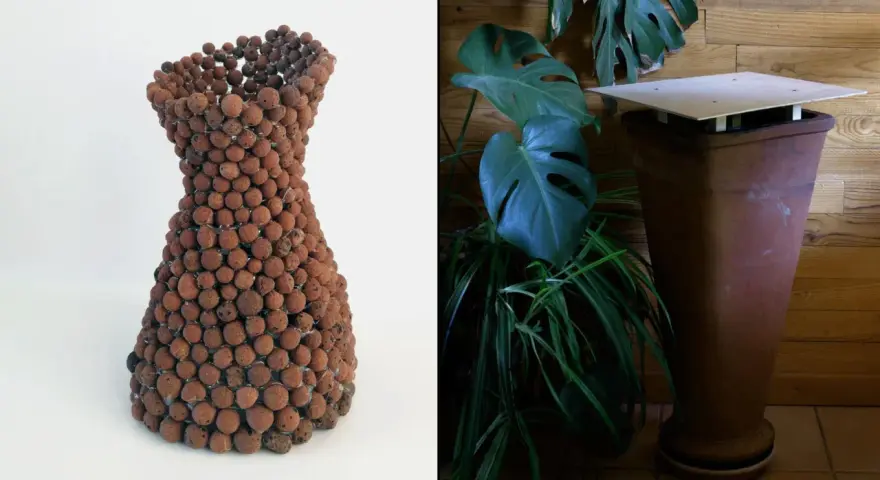 Escultura de arcilla con forma de jarrón, junto a una maceta de terracota con plantas, sugiriendo un sistema de enfriamiento adiabatico.