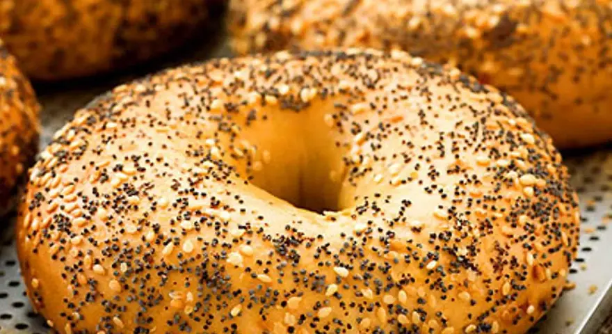 Färska bagels med sesamfrön och vallmofrön, perfekta för ditt bagels recept.