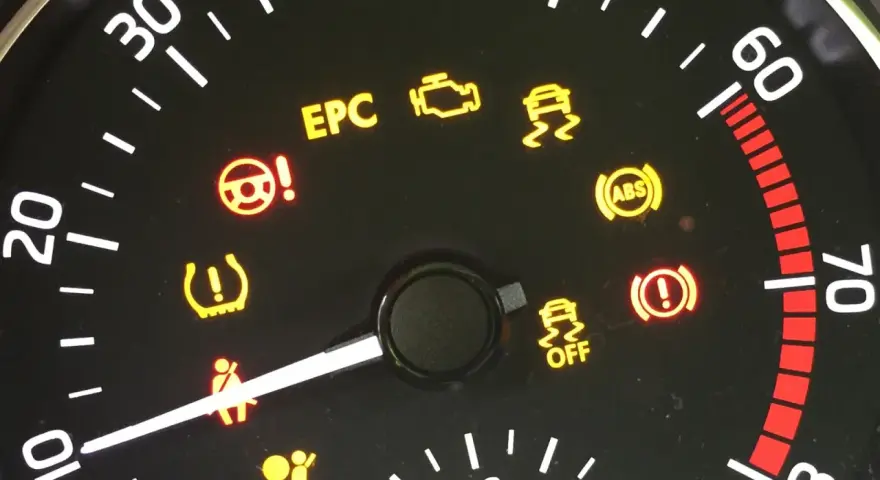 Armaturenbrett mit leuchtenden Warnleuchten: EPC, Motor, ESP, ABS, Bremsen, Airbag, Reifendruck, Lenkung. Die fiat kontrollleuchten bedeutung ist hier zu sehen.