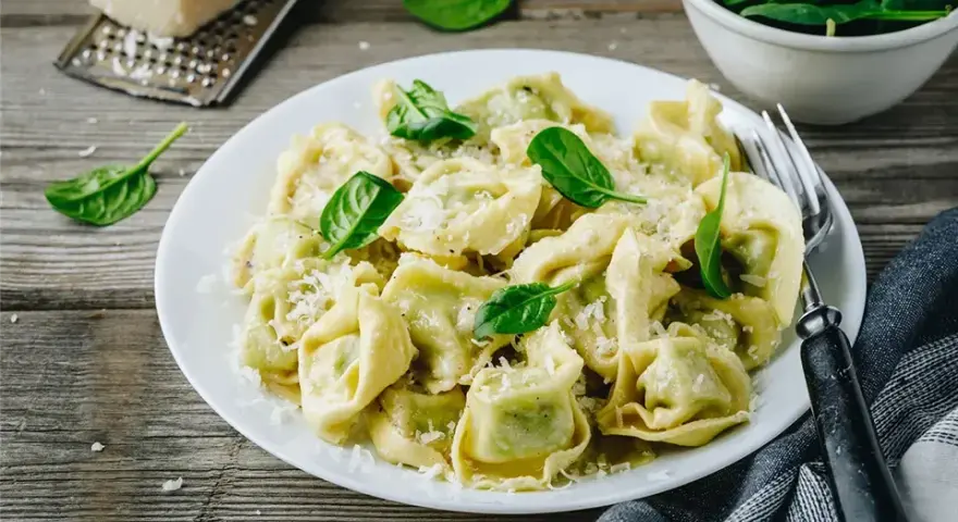 Najlepsze sosy do tortellini ze szpinakiem i ricottą, które zachwycą