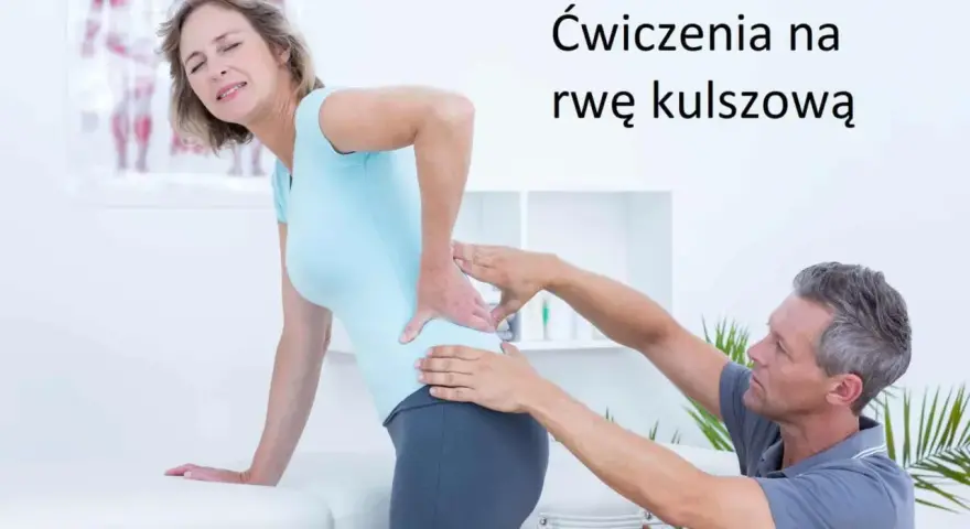 Fizjoterapeuta pomaga kobiecie z bólem w dolnej części pleców. Ćwiczenia na rwę kulszową mogą przynieść ulgę.