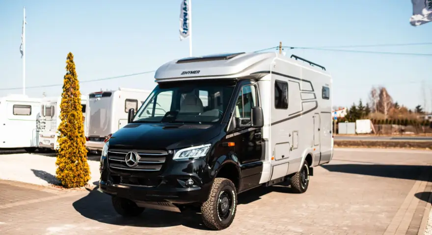 Czarny Mercedes Hymer, kamper gotowy na przygody.