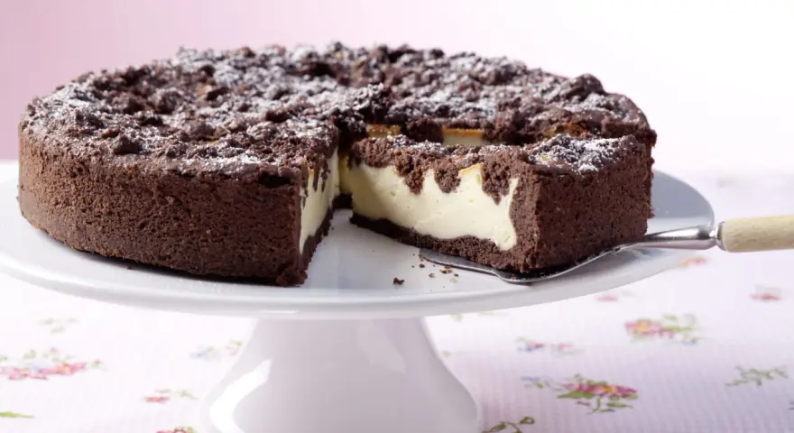 Schokoladen-Zupfkuchen mit cremiger Füllung, bestäubt mit Puderzucker. Ein köstliches Rezept für jeden Anlass.