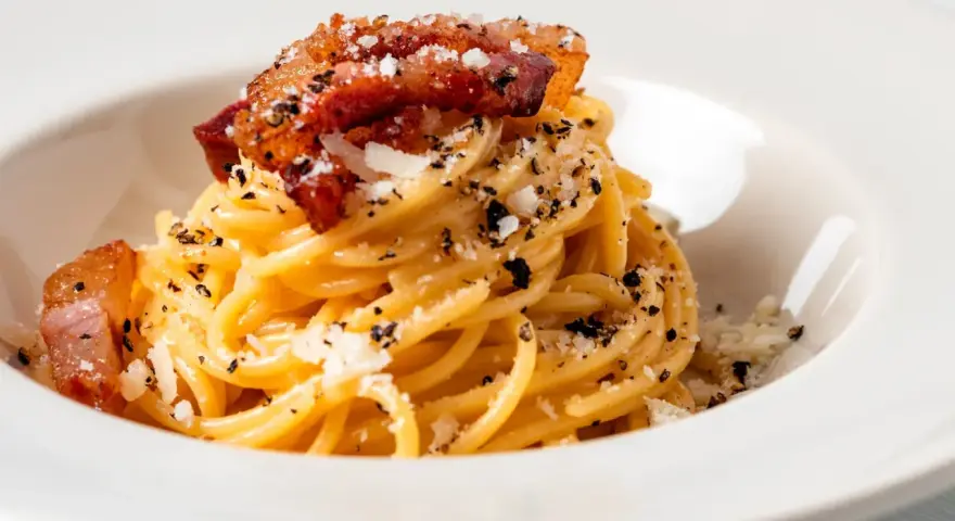 Sekret Pasta alla Gricia: Jak zrobić kremowy sos bez śmietany?