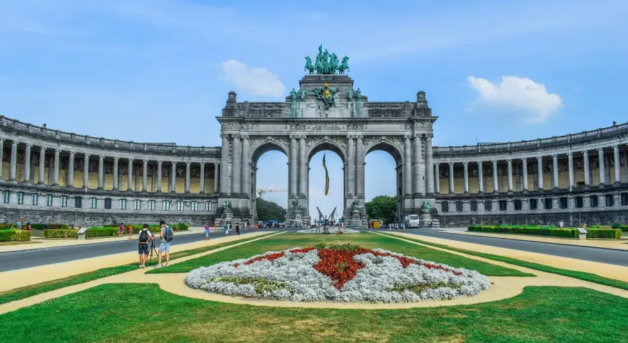 Łuk Triumfalny w Parku Cinquantenaire to imponujący widok, który warto zobaczyć w Brukseli.