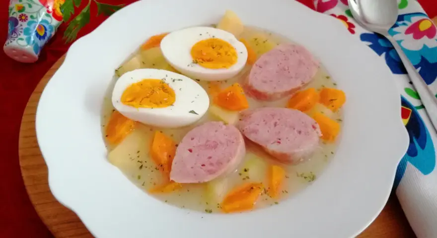 Najprostsza zupa chrzanowa z jajkiem i kiełbasą. Pyszne, domowe danie.