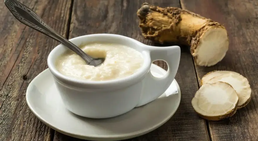 Crema di cren, piccante e saporita, accanto alla radice da cui deriva. Cos'è il cren? È rafano, una radice dal gusto deciso.