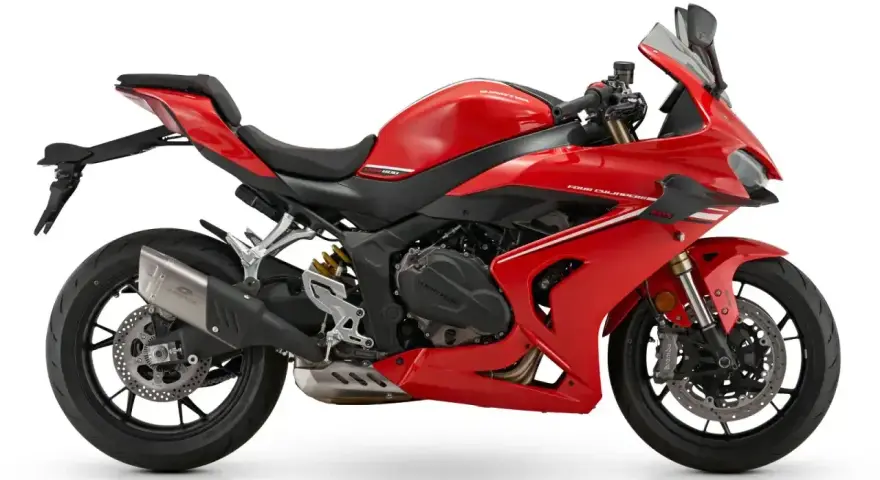 Czerwony, sportowy motocykl, jeden z chińskich motocykli, z czarnym siedzeniem i detalami.