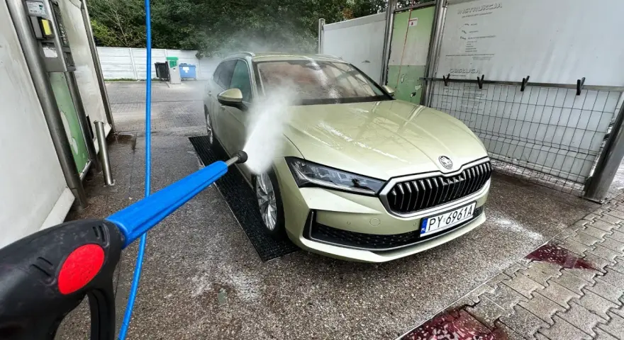 Mycie auta na samoobsługowej myjni. Woda pod ciśnieniem pomoże usunąć trudne zabrudzenia, jak np. żywica.