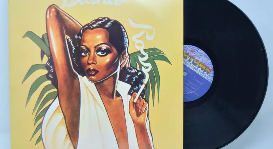 Diana Ross auf dem Cover ihres Albums "Diana". Eine Vinyl-Schallplatte liegt daneben.