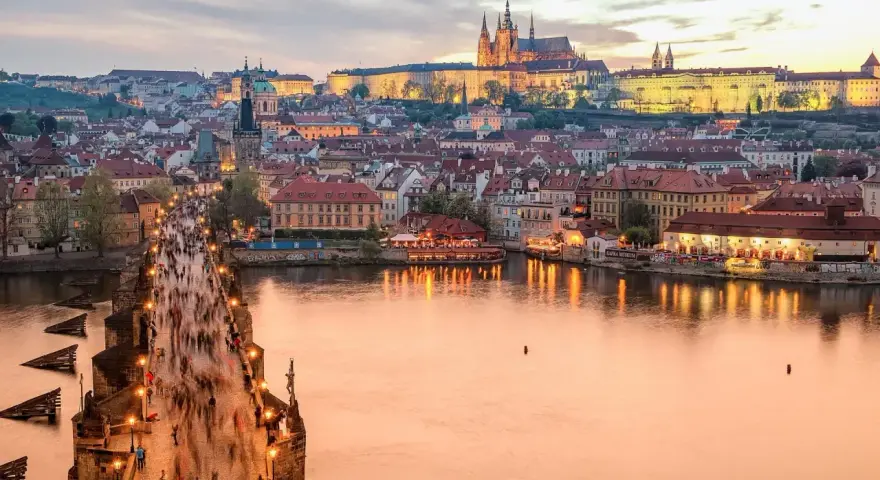 Zachód słońca nad Pragą, tłumy na Moście Karola. Czy do Czech potrzebny jest paszport? Nie, wystarczy dowód osobisty.