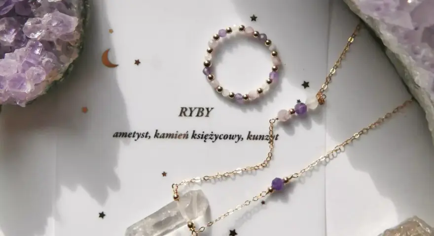 Delikatny talizman dla znaku zodiaku Ryby: naszyjnik z kryształem górskim i ametystem, oraz pierścionek z kamieniami.