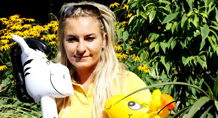 Ile zarabia animator w hotelu? Poznaj realia wynagrodzeń i więcej