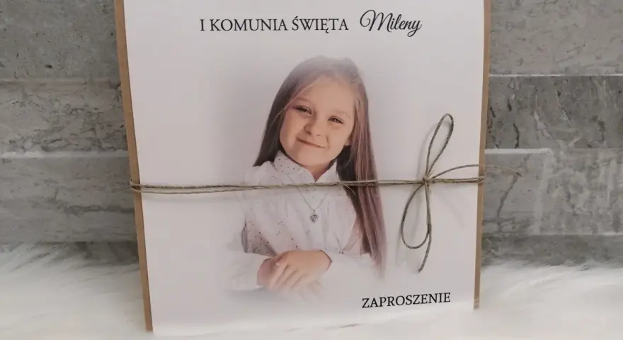 Komunia: Jak dziecko zaprosi gości? Pewność i etykieta.
