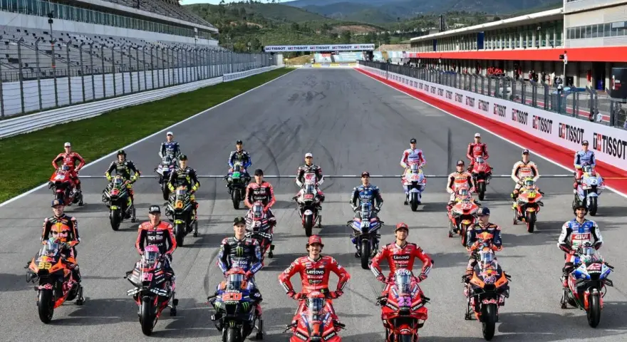 Pilotos de MotoGP posan con sus motos en la parrilla, listos para sumar puntos sprint.