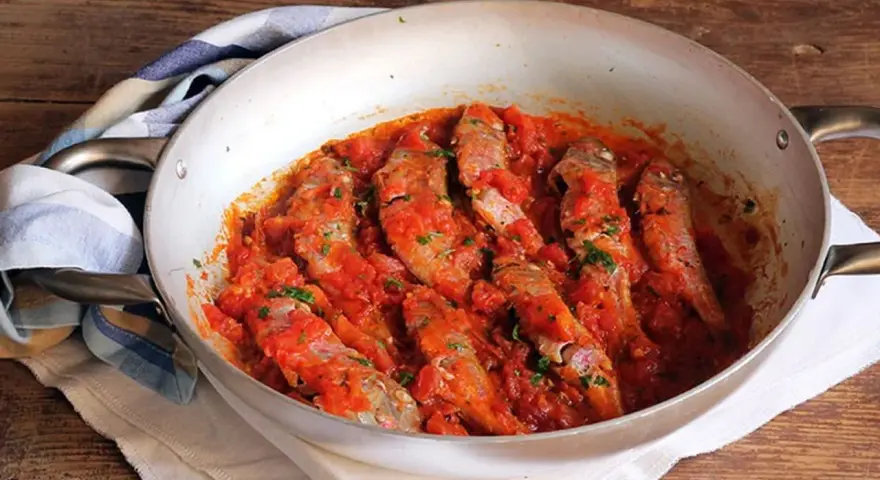 Triglie alla livornese in padella, un classico saporito con pomodoro fresco e prezzemolo.