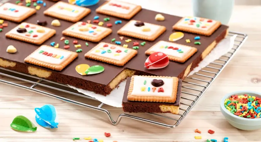 Bunte Kekse mit Namen, ideal zum Backen mit Kindern im Kindergarten. Ein süßer Spaß für kleine Bäcker!