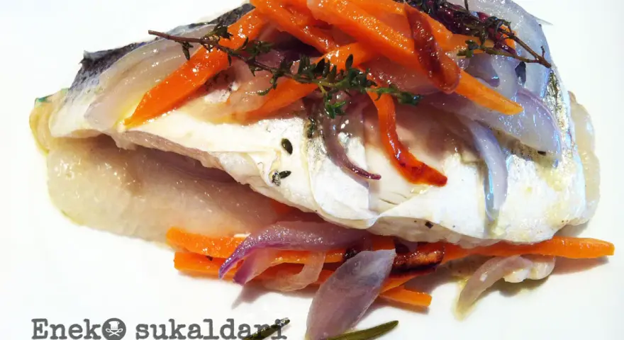 Lubina en papillote con zanahoria y cebolla morada, hierbas aromáticas y un toque de romero.