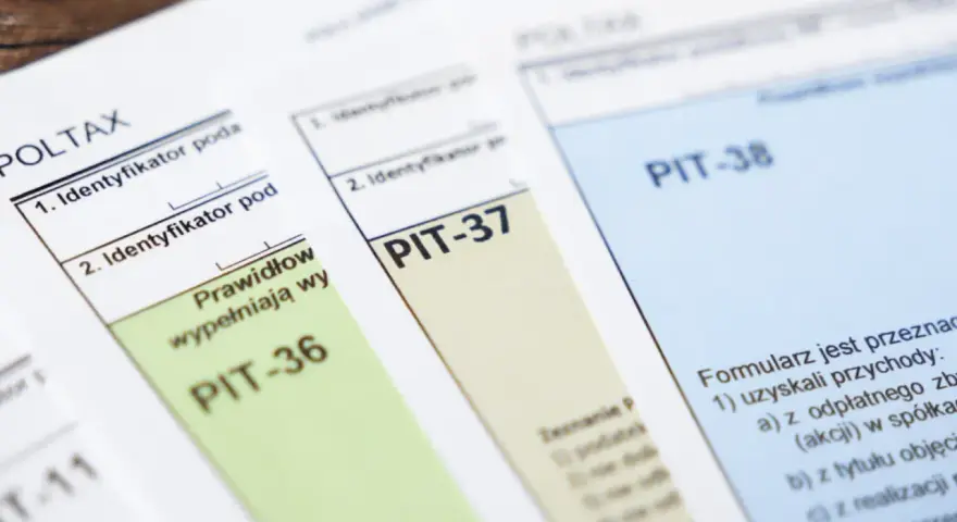 Zbliżenie na polskie formularze podatkowe PIT-36, PIT-37 i PIT-38.