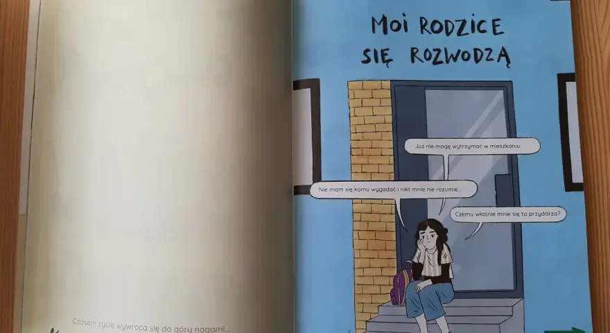 Ilustracja z książki o rozwodzie dla dzieci. Dziewczynka siedzi na schodach przed domem, czując się samotna i zagubiona.