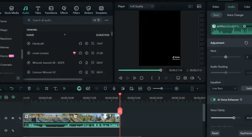 Edytor wideo z panelem audio, gdzie można dostosować modulator głosu, pitch, audio ducking i equalizer.