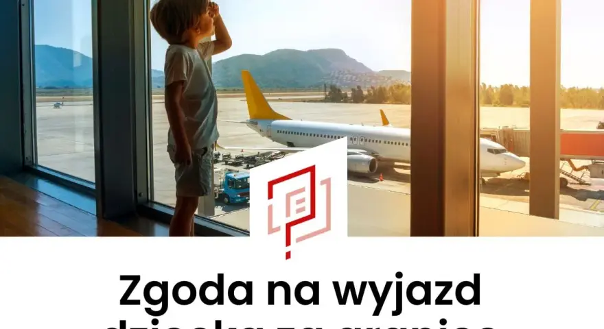 Chłopiec patrzy przez okno na lotnisku na samoloty. Potrzebna zgoda na wyjazd dziecka za granicę, by spełnić jego marzenia o podróży.