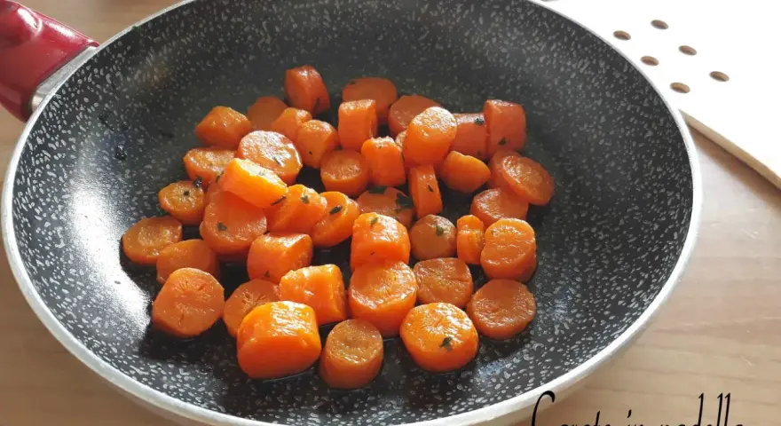 Carote in padella, tagliate a rondelle e cotte al punto giusto, con erbe aromatiche.