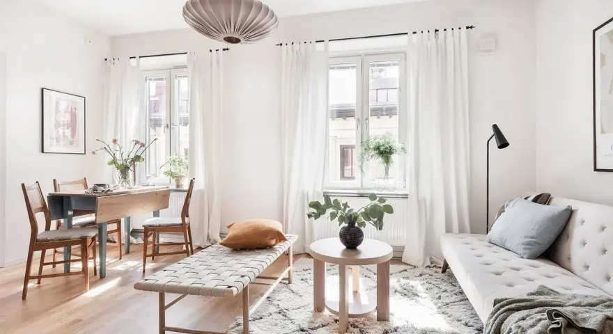 Salones con alfombras acogedoras, un sofá, banco, mesa de comedor y luz natural inundan este espacio.