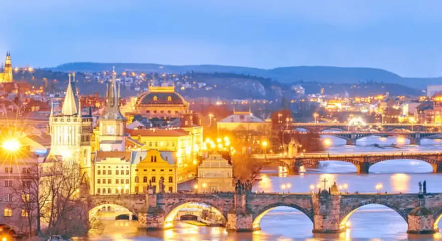 Prag bei Nacht: beleuchtete Brücken, Türme und die Moldau. Ein perfekter Ort, um zu entdecken, was man in Prag machen kann.
