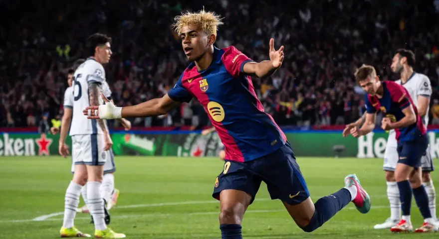 Piłkarz Barcelony z blond włosami cieszy się z bramki. Czy to oznacza, że Barcelona odpadła z Ligi Mistrzów?