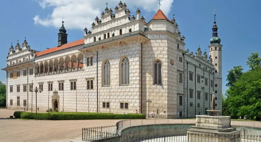 Zamek Litomyśl, perła renesansu, to fascynujące miejsce pełne ciekawostek o Czechach. Jego unikalna fasada zdobiona sgraffito zachwyca.