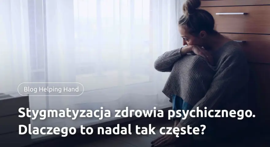 Smutna kobieta siedzi przy oknie. Stygmatyzacja zdrowia psychicznego to wciąż problem.