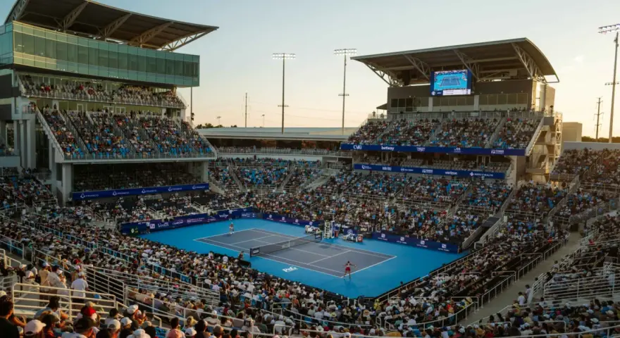 Un partido de tenis en el torneo de Cincinnati, con gradas llenas de espectadores bajo un cielo despejado.