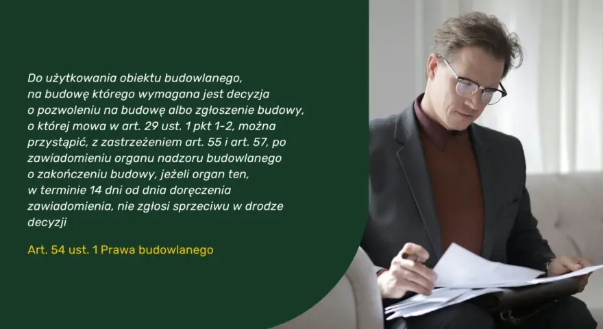 Mężczyzna w okularach analizuje dokumenty dotyczące pozwolenia na użytkowanie obiektu budowlanego.