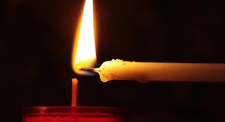 Eine Kerze wird entzündet, ein Licht für die Erinnerung zum Totensonntag.