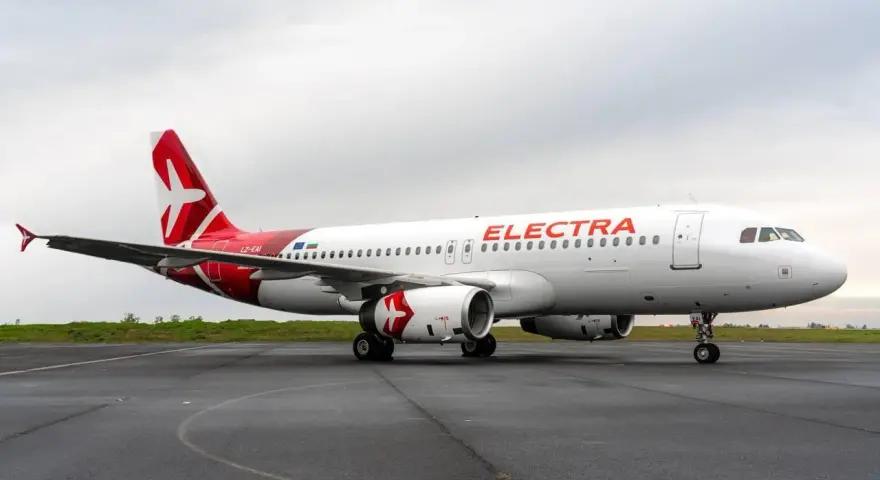 Samolot Electra Airways na płycie lotniska. Czekam na mój bagaż po podróży.