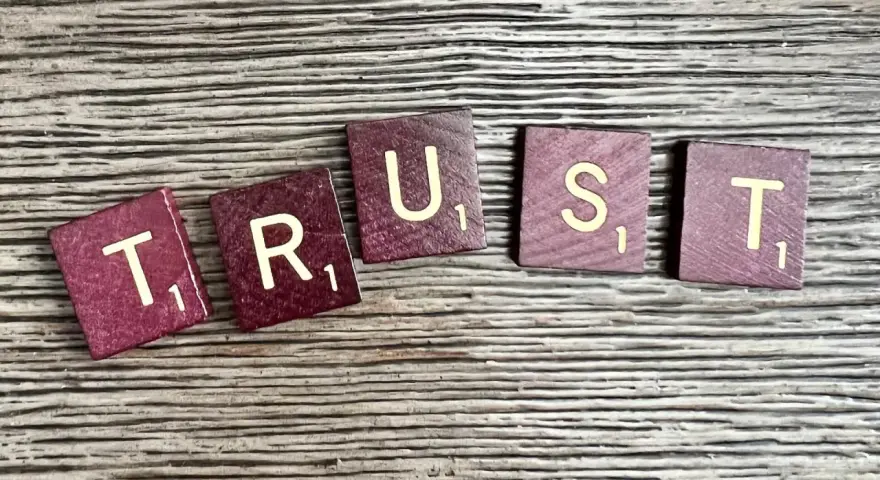 Litery układają się w słowo "TRUST". Kiedy pojawia się kłamstwo w związku, zaufanie znika.
